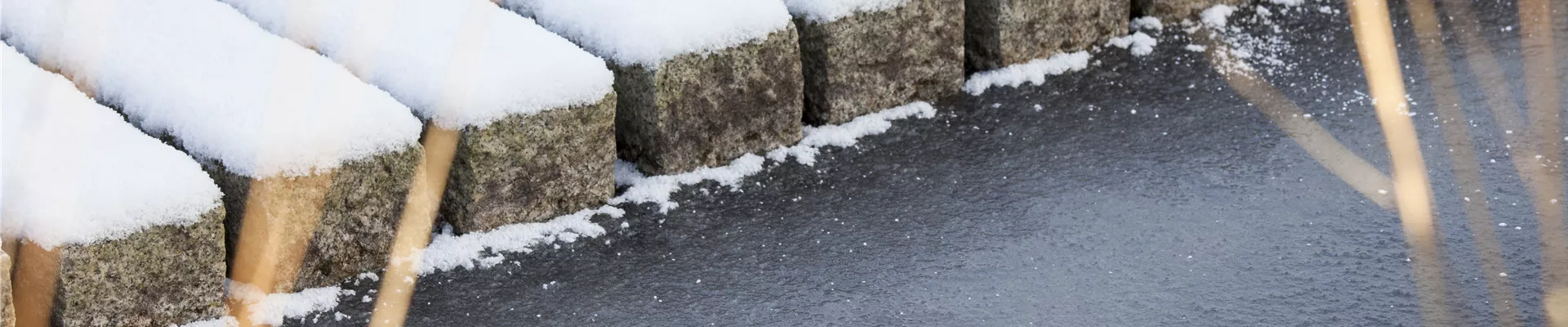 Teichkante Stein gefrorenes Wasser